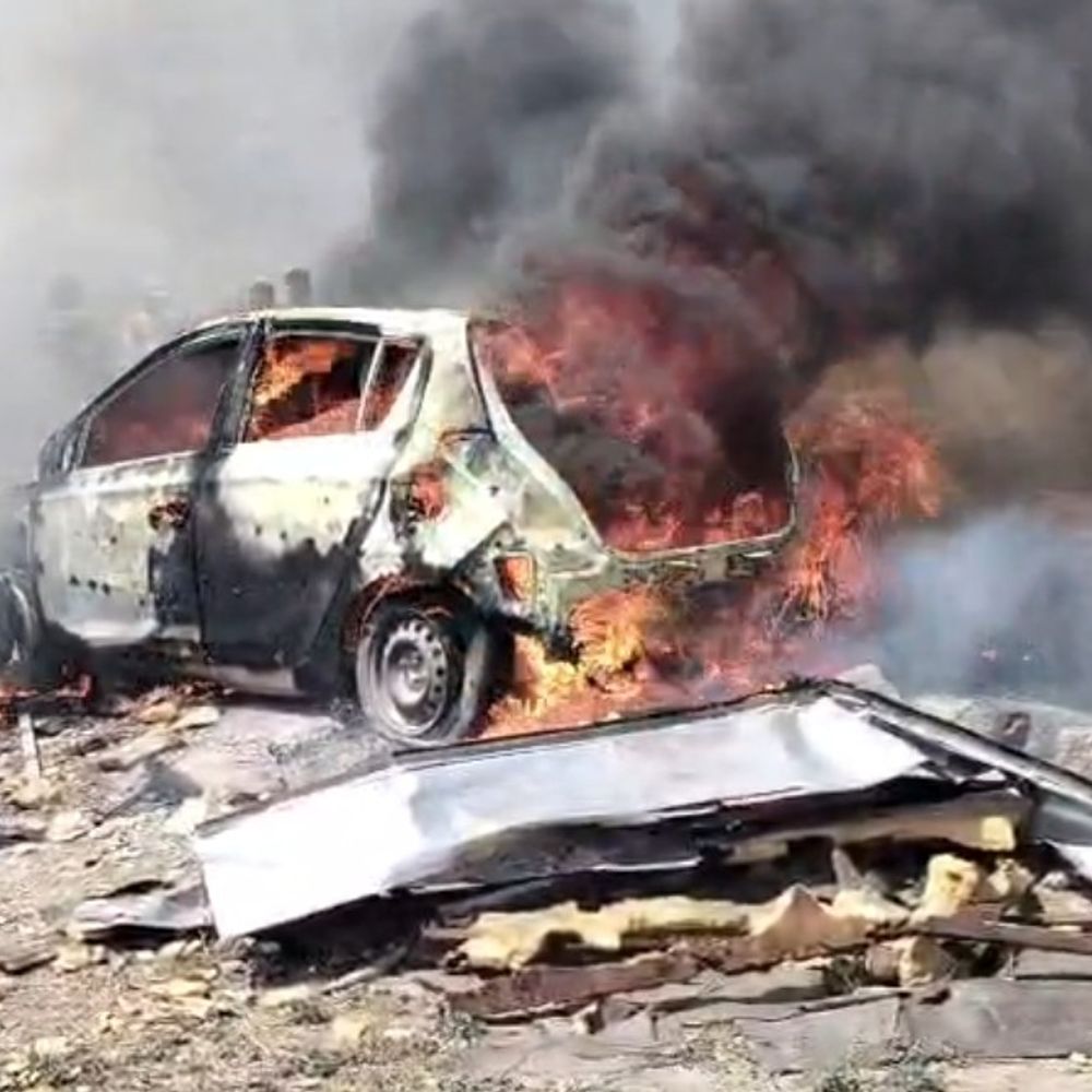 વેરાવળ ગેરેજમાં ભીષણ આગ, રિપેરિંગ વાહનો ભસ્મ:ફાયર બ્રિગેડની સમયસર કામગીરીથી મોટી દુર્ઘટના ટળી, જાનહાનિ નહીં