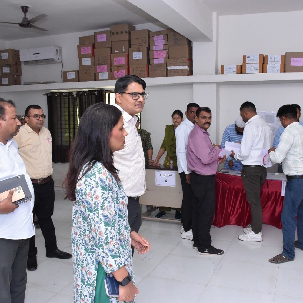 મહિસાગરમાં ચૂંટણી સ્ટાફે પોસ્ટલ બેલેટથી મતદાન કર્યું:કલેક્ટર અર્પિત સાગરે મતદાન મથકની મુલાકાત લીધી