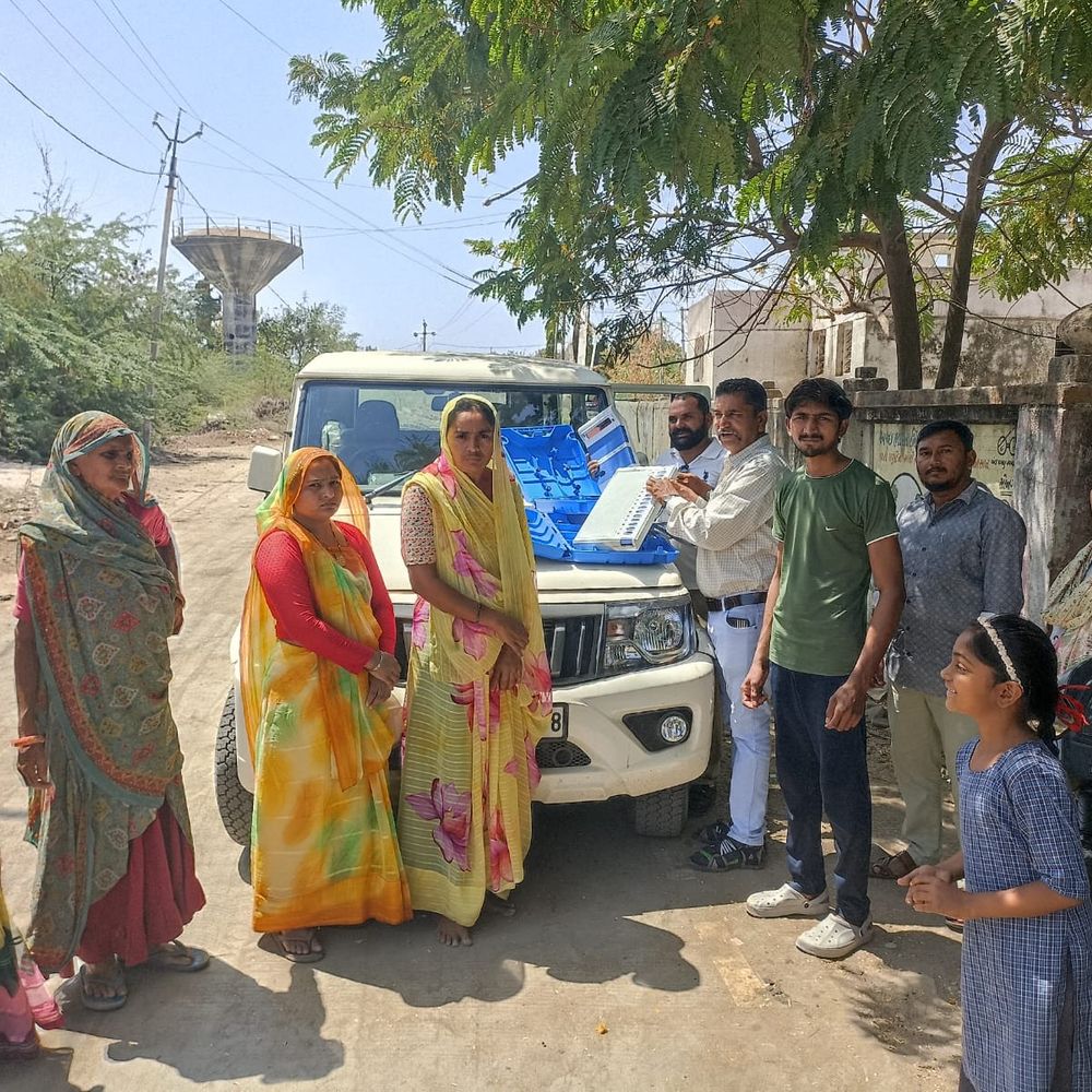 સુરેન્દ્રનગરમાં EVM-VVPAT નિદર્શન કાર્યક્રમો યોજાયા:પાટડી, ચોટીલા, થાનગઢના રૂટ નંબર- 5 પર મતદારોને જાગૃત કરાયા