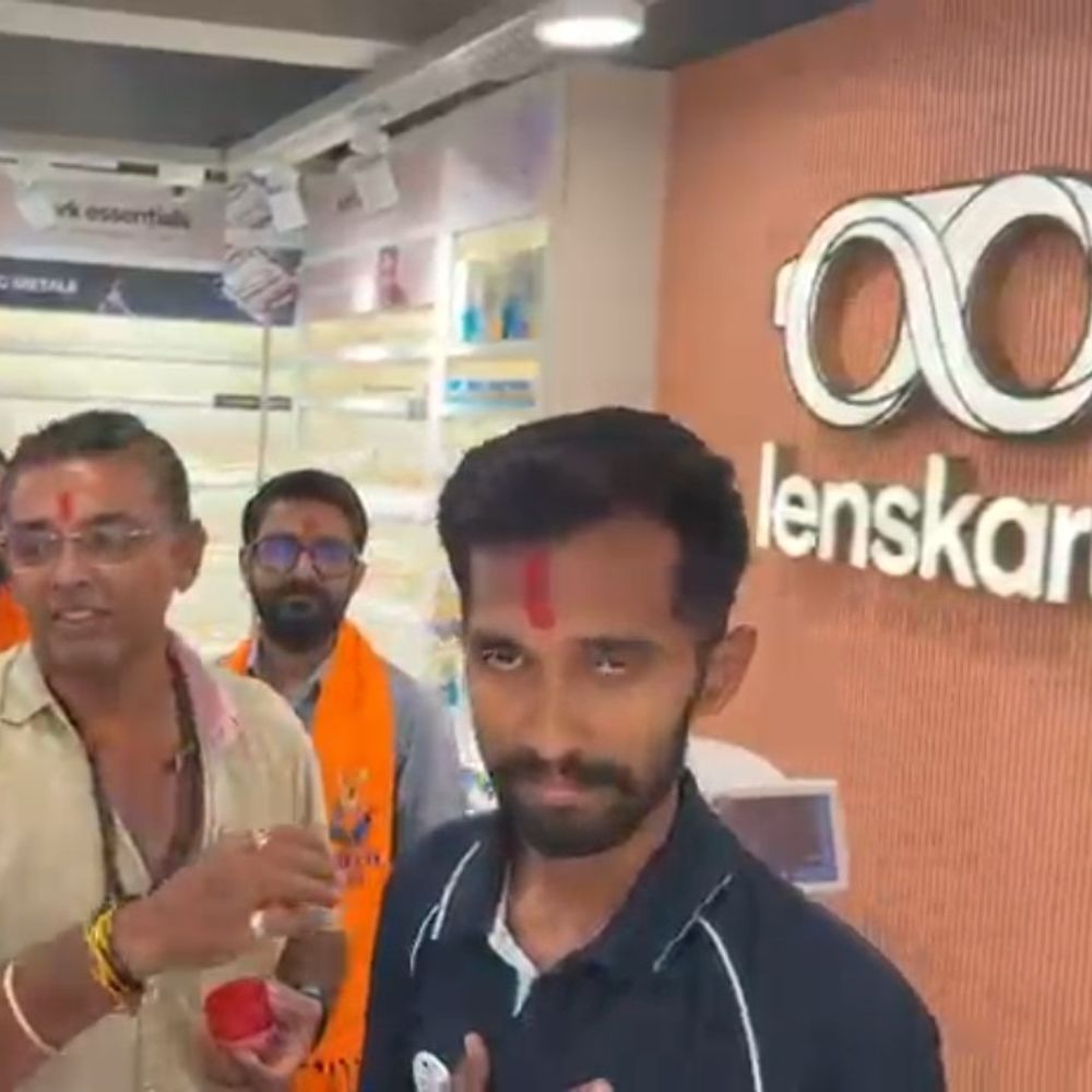 લેન્સકાર્ટના નિયમનકારી પરિપત્રનો વિવાદ:મોરબીમાં લેન્સકાર્ટ સામે વિહિપ-બજરંગ દળે વિરોધ કર્યો