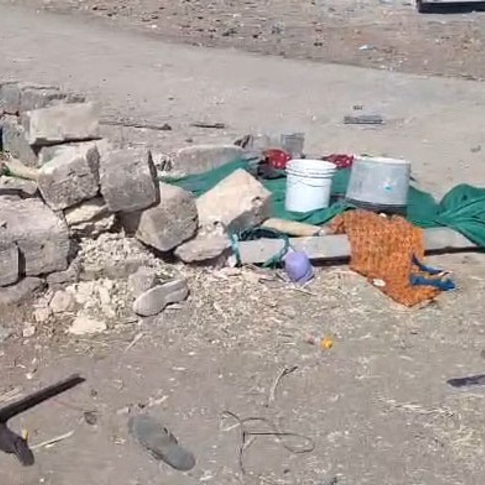 કાળમુખી કારનો કહેર, શેરડીનો રસ પીતા બેને ફંગોળ્યા:ઓવરટેકની લ્હાયમાં બે નિર્દોષના જીવ ગયા, ચાલક ફરાર; કાલાવડ હાઈવે પર અકસ્માતના CCTV સામે આવ્યા