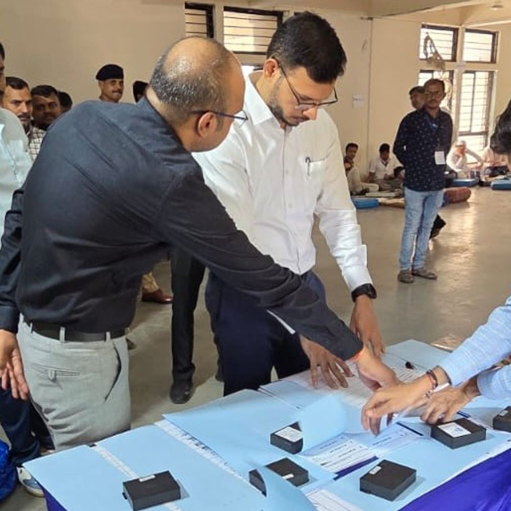 ગોધરા નગરપાલિકા ચૂંટણી: કલેક્ટરે EVM વ્યવસ્થાની સમીક્ષા કરી:છબનપુર ખાતે સ્ટ્રોંગ રૂમ અને ડિસ્પેચિંગ સુવિધાઓ નિહાળી