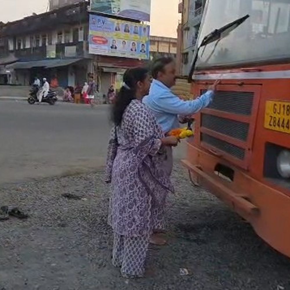 દમણ-સેલવાસ સાયલી વચ્ચે નવી GSRTC બસ સેવા શરૂ:અસ્પી દમણિયાએ ST બસની પૂજા કરી લીલી ઝંડી બતાવી સેવાનો શુભારંભ કરાવ્યો