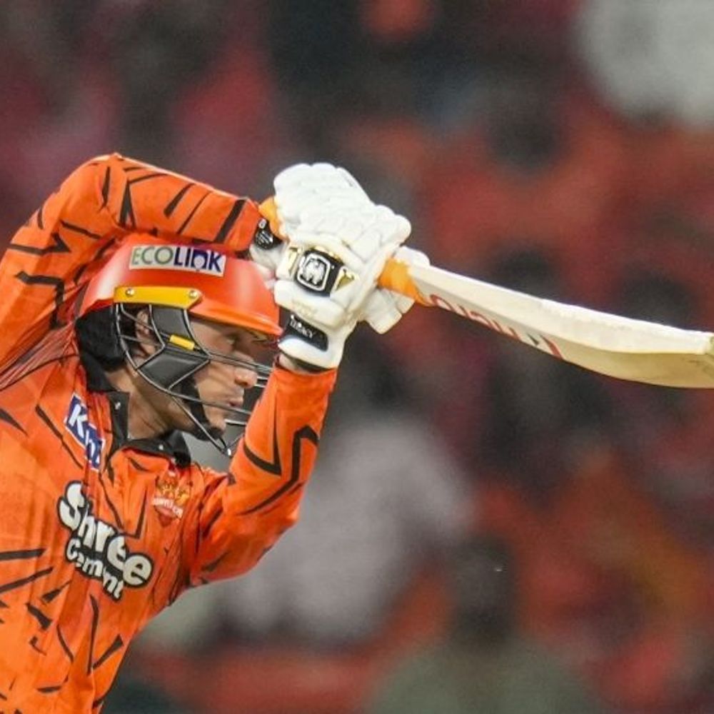 4,4,4,6,6...અભિષેકે ધબધબાટી બોલાવી:દિલ્હીના બોલર્સને બરાબરના ધોયા, ઓપનર ટ્રેવિસ હેડને કેપ્ટન અક્ષરે આઉટ કર્યો