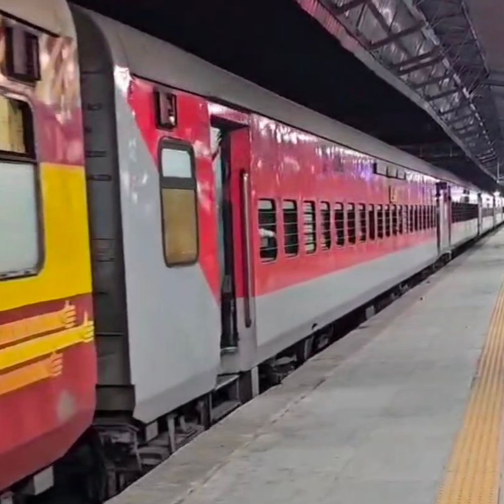 અવધ એક્સપ્રેસનું એન્જિન ખોટકાયું, મુસાફરો અટવાયા:ગોધરા નજીક બે કલાક બાદ ટ્રેન બાંદ્રા રવાના