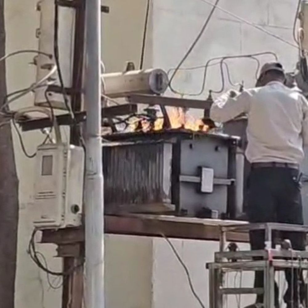 જામનગરમાં સજુબા સ્કૂલ પાસે ટ્રાન્સફોર્મરમાં આગ:PGVCL કર્મચારીઓએ જીવ જોખમે મૂકી મોટી દુર્ઘટના ટાળી