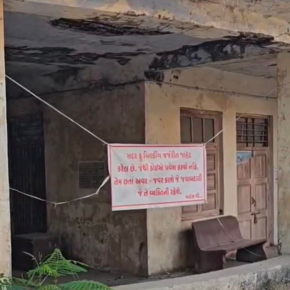 ગોધરામાં ભયજનક બિલ્ડિંગમાં મતદાન મથક:દિવ્ય ભાસ્કરના અહેવાલ બાદ રાજ્ય ચૂંટણી આયોગે 2 બૂથ રદ કર્યા