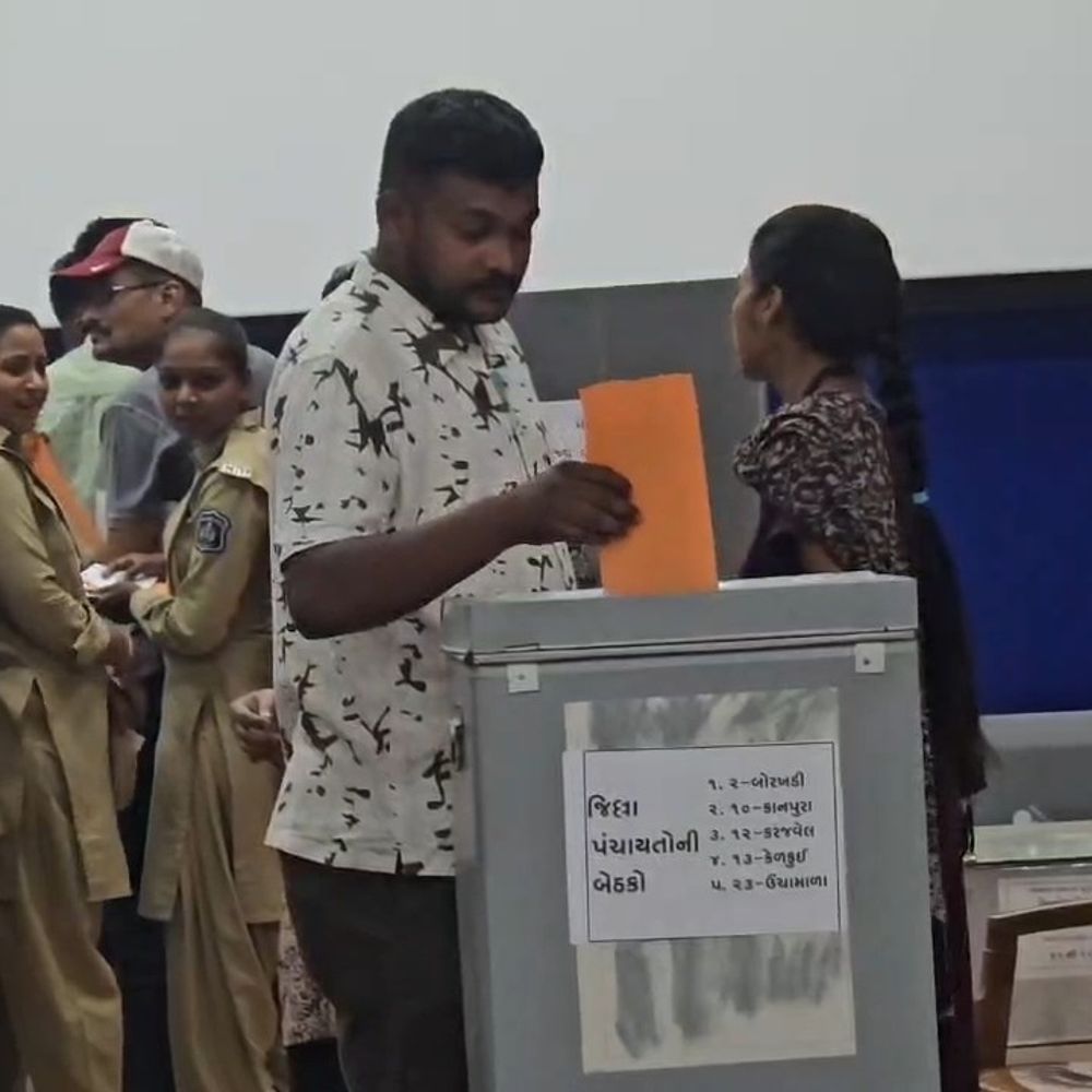 તાપીમાં ચૂંટણી ફરજ પરના કર્મીઓએ કર્યું મતદાન:સ્થાનિક સ્વરાજ્યની ચૂંટણી માટે પોસ્ટલ બેલેટથી મતાધિકારનો ઉપયોગ