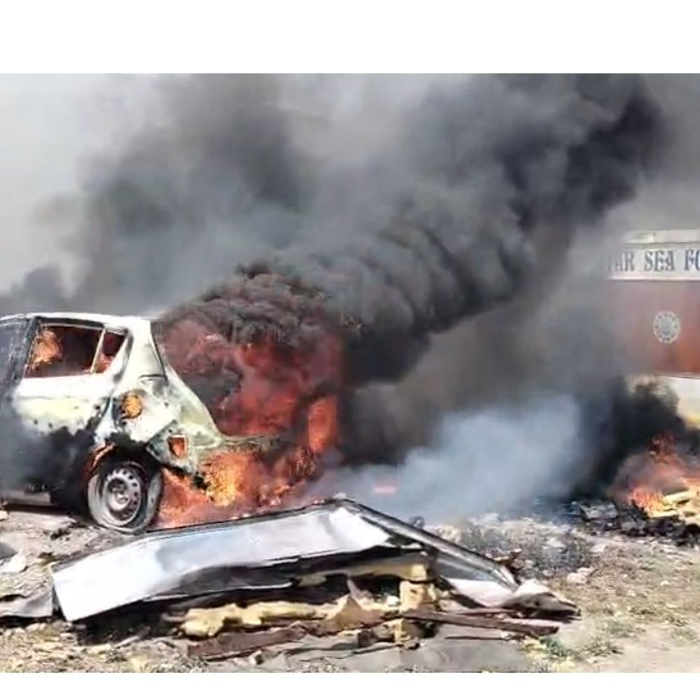 વેરાવળમાં વર્કશોપ બહાર ત્રણ વાહનોમાં આગ:ડારી વાયરલેસ ઓફિસ સામેના બોડી વર્કશોપમાં ઘટના