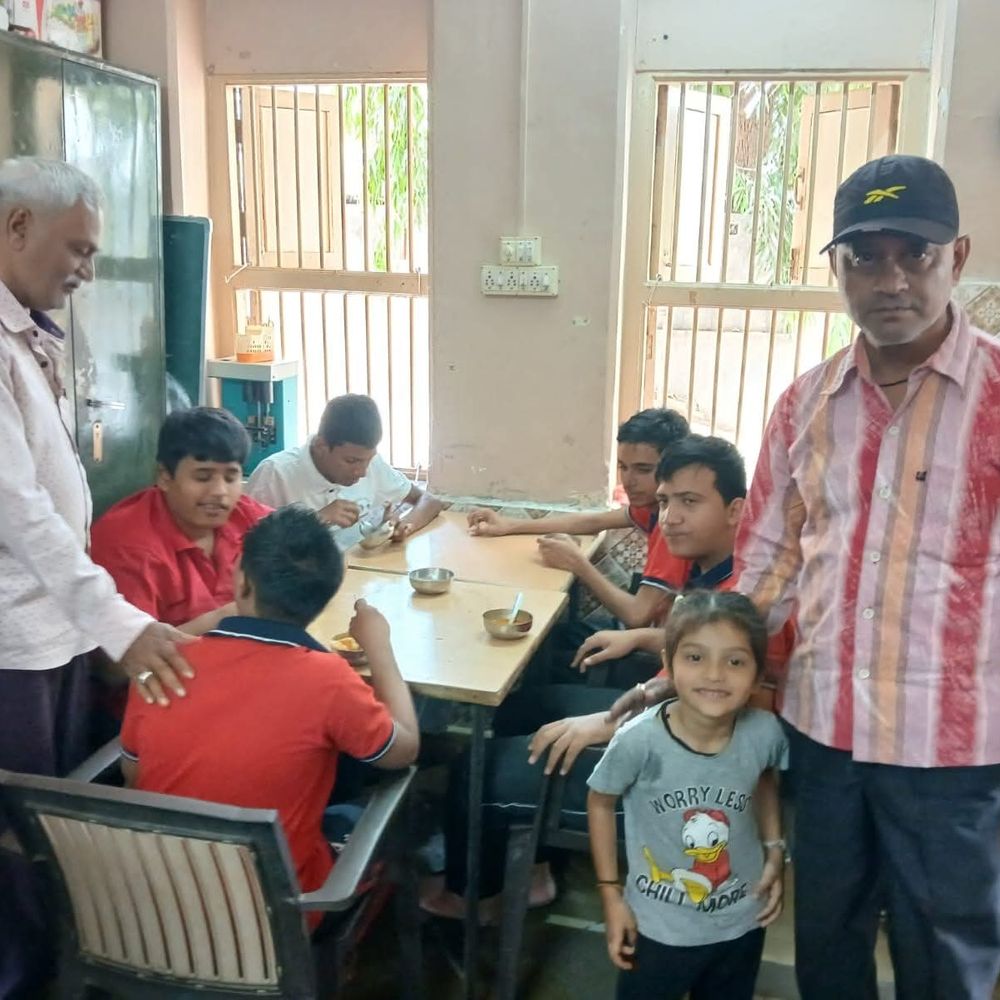 રાહી ફાઉન્ડેશને મનોદિવ્યાંગ બાળકોને નાસ્તો કરાવ્યો:પાલડીની લર્નિંગ ક્લિનિક સ્કૂલમાં ઇડલી-સંભારનું ભોજન અપાયું