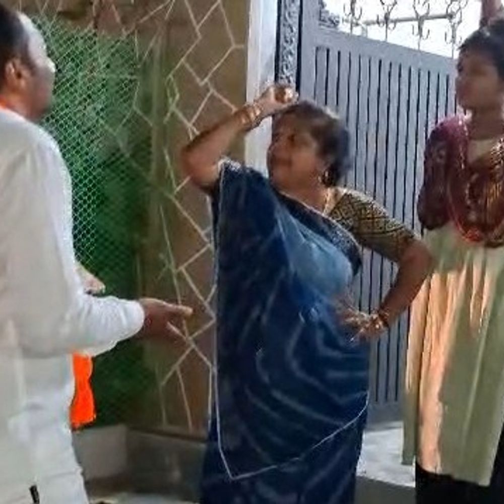 ‘ક્રોંગ્રેસની દાદાગીરી બહું છે’:‘જેને મત આપવો હોય તેને આપો પણ, અમારી વાત તો સાંભળો’; જામનગર મનપા વોર્ડ 10માં ઉમેદવારો વચ્ચે શાબ્દિક યુદ્ધ, વીડિયો વાઈરલ