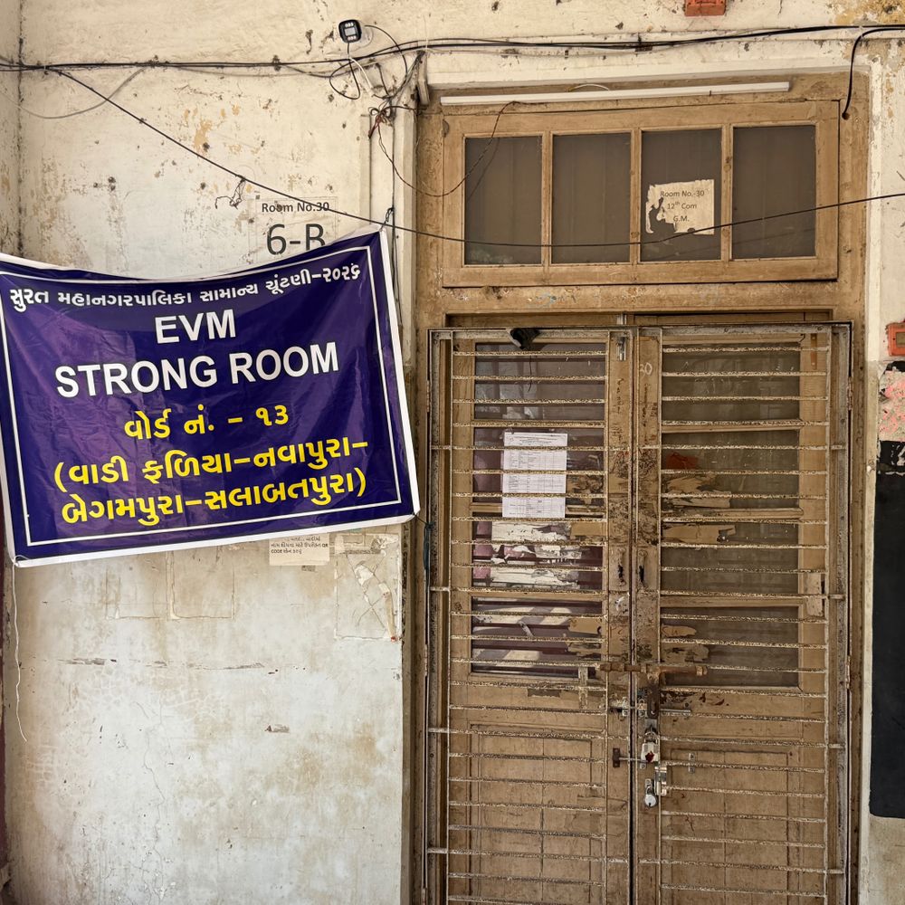 15 હજારથી વધુ EVM મશીનોનું સીલિંગ કાર્ય સંપન્ન:સુરત મહાનગરપાલિકા અને પંચાયતની ચૂંટણી માટે 6000 કંટ્રોલ યુનિટ તૈયાર, ટેકનિકલ ખામી નિવારવા 15% મશીનો રિઝર્વ રખાયા