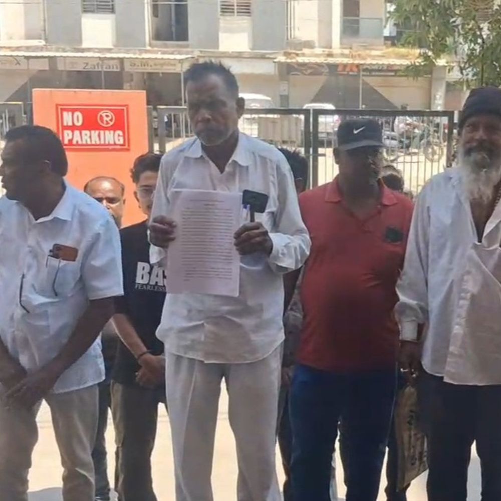 વહીવટી તંત્ર સામે ભીમ આર્મી અને દલિત સમાજનું રણશિંગું.:'કરો કૌભાંડ, લૂંટો દેશ' માણાવદરના 39 કરોડના કૌભાંડ અને વહીવટી તંત્રની નિષ્ક્રિયતા સામે અનુ.જાતિ સમાજનું કલેક્ટરને આવેદન; ચૂંટણી બૂથ બહાર પ્રદર્શનની જાહેરાત