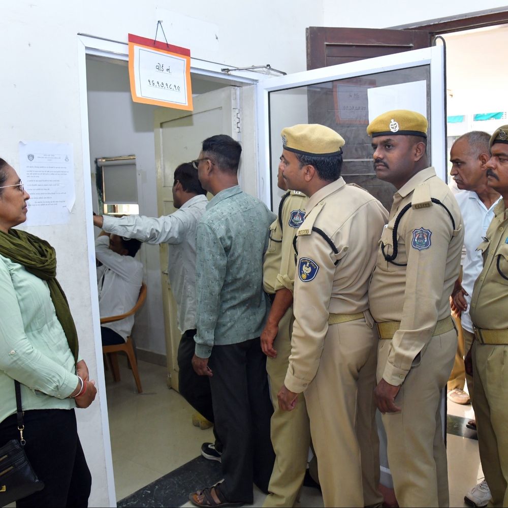 વિશેષ ફેસિલિટેશન સેન્ટર પર મતદાન યોજાયું:વડોદરા મનપાની સામાન્ય ચૂંટણીમાં ફરજમાં રોકાયેલા કર્મચારીઓએ મતદાન કર્યું, બે સેન્ટરો પર કર્મચારીઓનું મતદાન