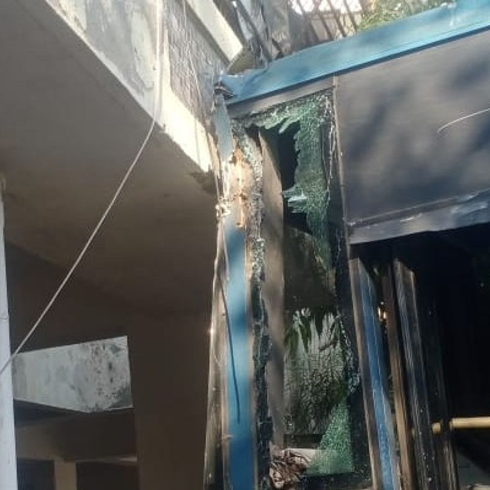 બ્રેક ફેલ થતા BRTS બસ સોસાયટીમાં ઘૂસી ગઈ, VIDEO:દીવાલને નુકસાન થતા સ્થાનિકોમાં રોષ, બસ ઓપરેટરને 2 લાખનો દંડ ફટકારાયો