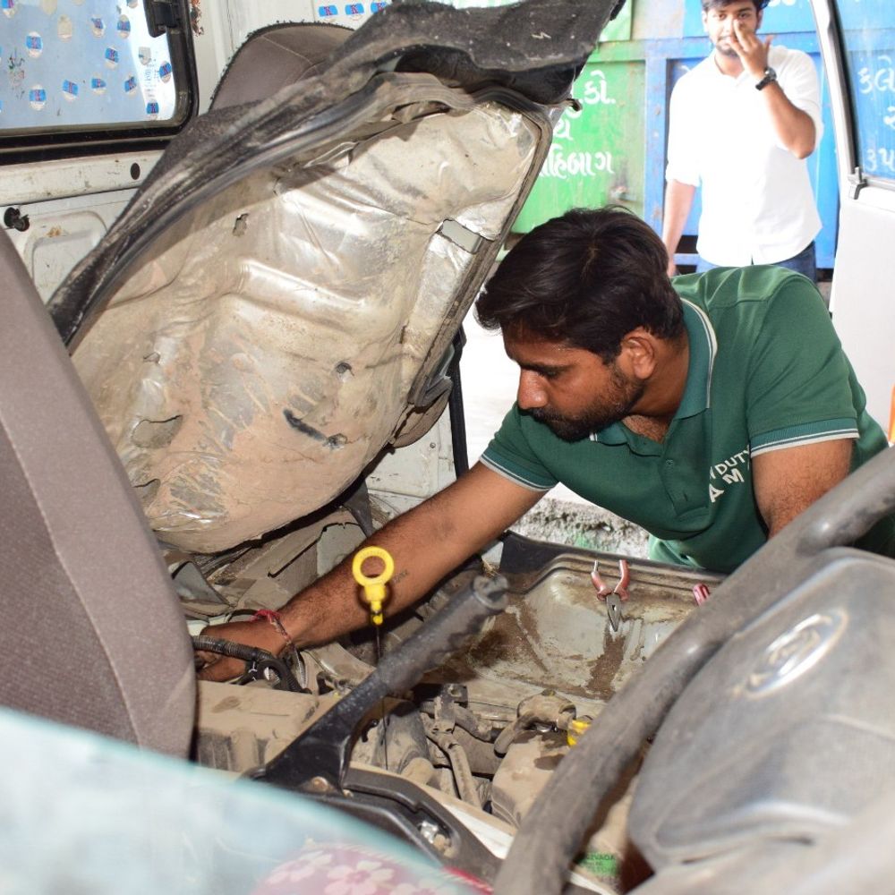 ડોર-ટુ-ડોર વાનનું ચેક-અપ અભિયાન:માણસોનું નહીં પરંતુ ગાડીનું ચેકઅપ થયું, સફાઈથી લઇ એન્જિન ચેક સુધી સંપૂર્ણ સર્વિસિંગની તપાસ