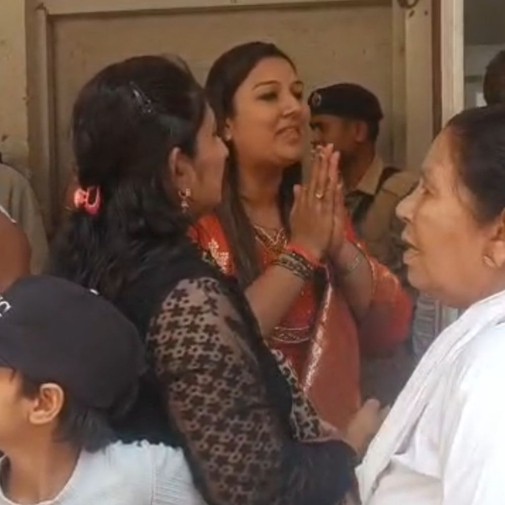 સુરતમાં AAPનો EVM મશીનમાં ગેરરીતિનો આક્ષેપ:ઉધનાની સ્કૂલના વીડિયો રેકોર્ડિંગના પુરાવા સાથે હોબાળો, ઉમેદવાર-કાર્યકરોએ 'લોકશાહીની હત્યા'ના નારા લગાવ્યા