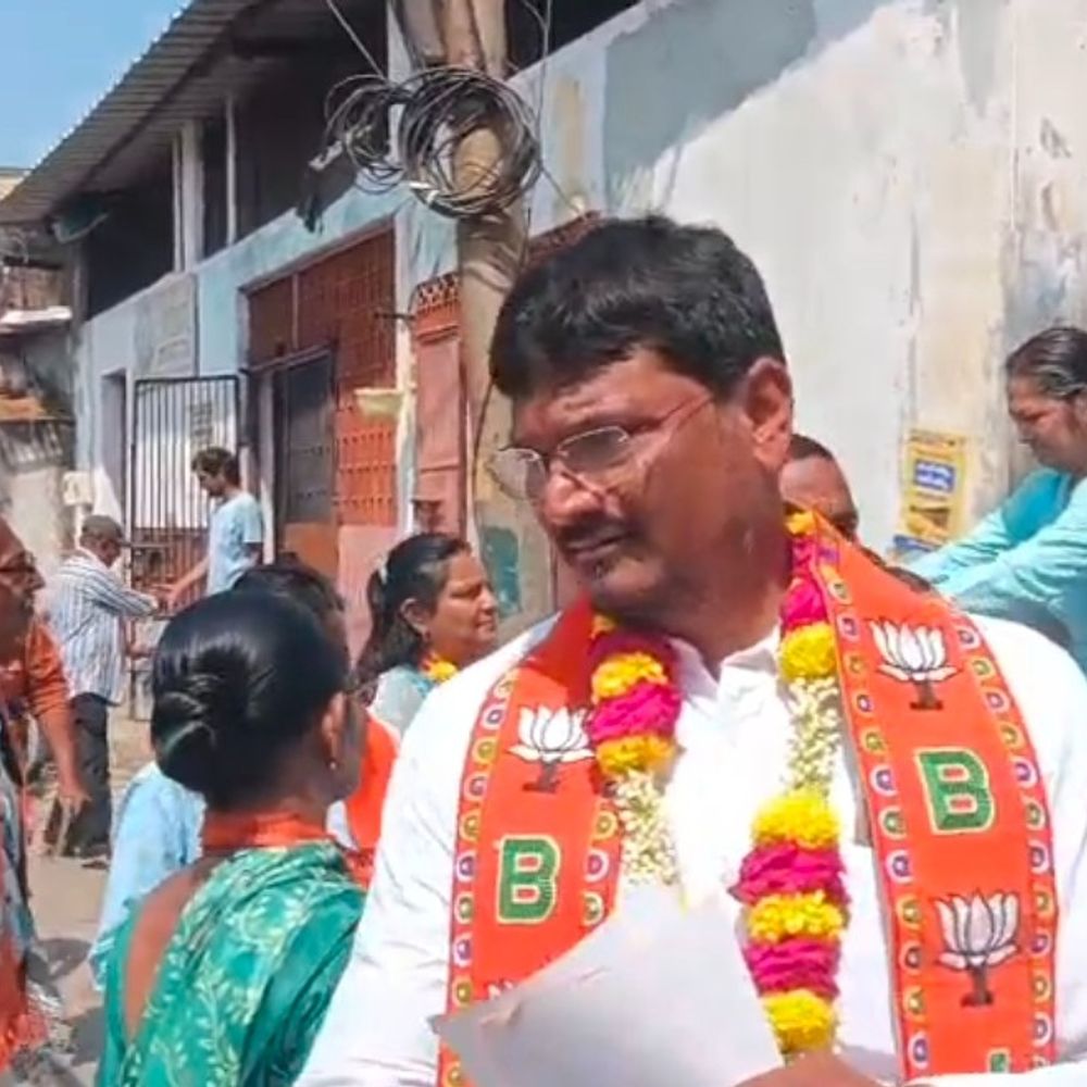 'જનતા સવાલ કરે છે ત્યારે જય શ્રી રામ દેખાય છે:ભાજપના કાર્યકરોએ “જય શ્રી રામ”ના નારા લગાવ્યા, સ્થાનિકોએ તળાવની ગંદકી બતાવીને પૂછ્યું: 'રામના 10 નામ બોલી બતાવો'