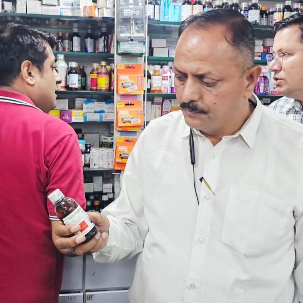 SOG પોલીસે ડમી ગ્રાહક મોકલતા ભાંડો ફૂટ્યો:ડોકટરના પ્રિસ્ક્રિપ્શન વગર મેડિકલ સ્ટોરમાંથી નશાકારક કફ સીરપ અને અન્ય દવાઓનું વેચાણ કરવામાં આવતું, ફૂડ અને ડ્રગ્સ વિભાગ કાર્યવાહી કરશે.