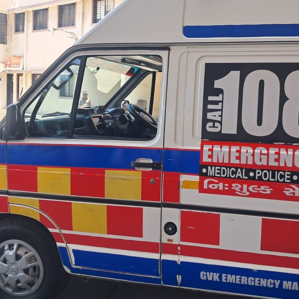 રાજકોટમાં 108 સેવાની પ્રશંસનીય કામગીરી:એક મહિનામાં 1389 પ્રસુતિઓ અને 931 અકસ્માતનાં કેસ સહિત 7067 કોલમાં ઇમરજન્સી સારવાર અપાઈ, અનેક લોકો માટે સંજીવની બની