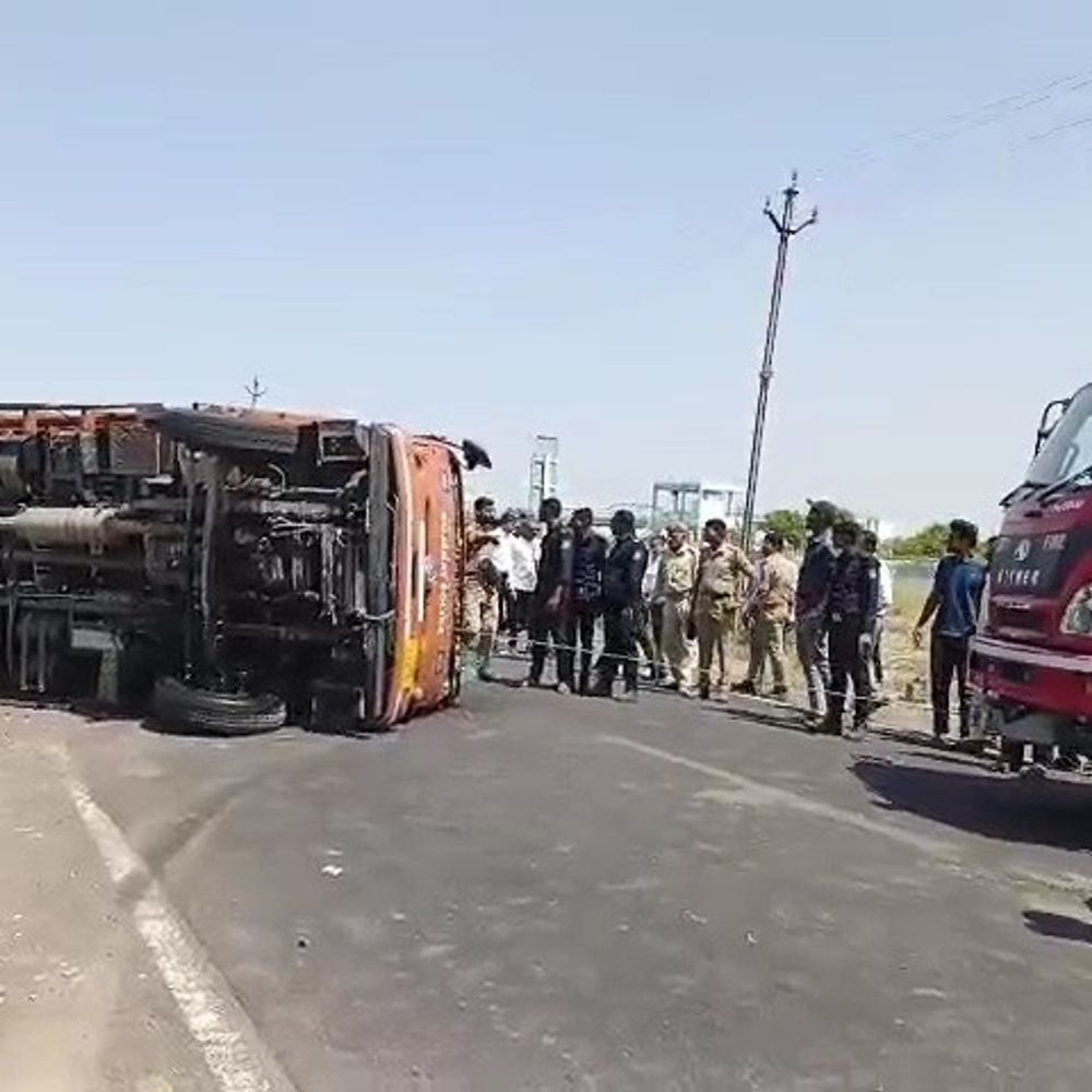 મુખ્યમંત્રીના બંદોબસ્તમાં જઈ રહેલા પોલીસ વાનને અકસ્માત:બોટાદ-સેથળી વચ્ચે અશ્વદળનું વાન પલટી, ઘોડાઓને ઈજા