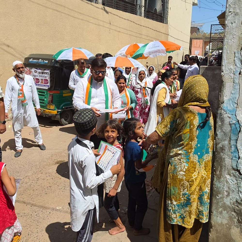 પાટણ વોર્ડ 7: કોંગ્રેસનો 'છત્રી પ્રચાર' શરૂ; ગરમીમાં ઘરે-ઘરે ફરી પાણી, ભ્રષ્ટાચાર મુદ્દે ભાજપ પર પ્રહાર.