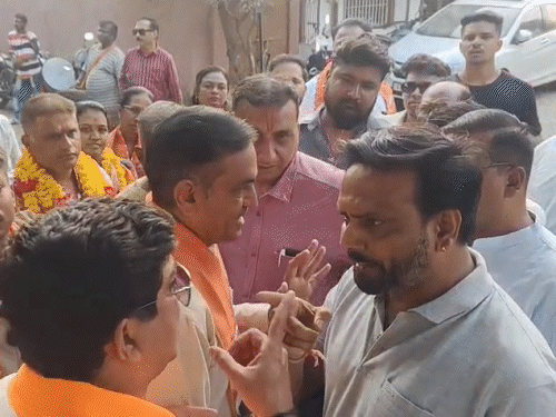 કિશનવાડીમાં પ્રચાર દરમિયાન ભાજપના નેતાએ યુવક સાથે ઝપાઝપી કરી.