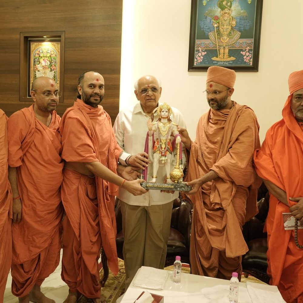 મુખ્યમંત્રી ભૂપેન્દ્ર પટેલે સાળંગપુર હનુમાનજીના દર્શન કર્યા:બોટાદ જિલ્લાના પ્રવાસનો પ્રારંભ કર્યો, ધજા અર્પણ કરી