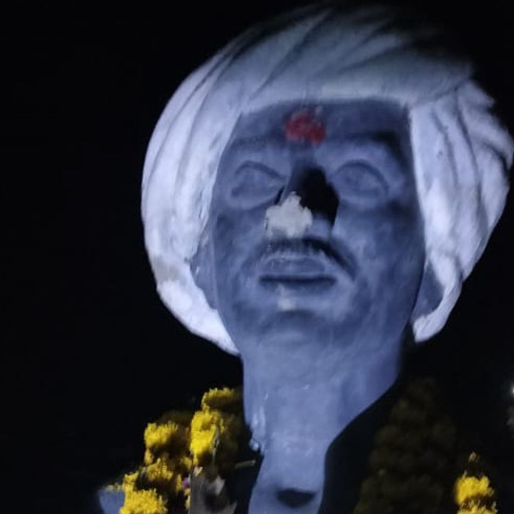 ચૂંટણી ટાણે સુરજીપુરામાં બિરસા મુંડાની મૂર્તિ ખંડિત:નશામાં ધૂત નસવાડીના યુવકે મૂર્તિનું નાક તોડ્યું, પોલીસે ગુનો નોંધ્યો