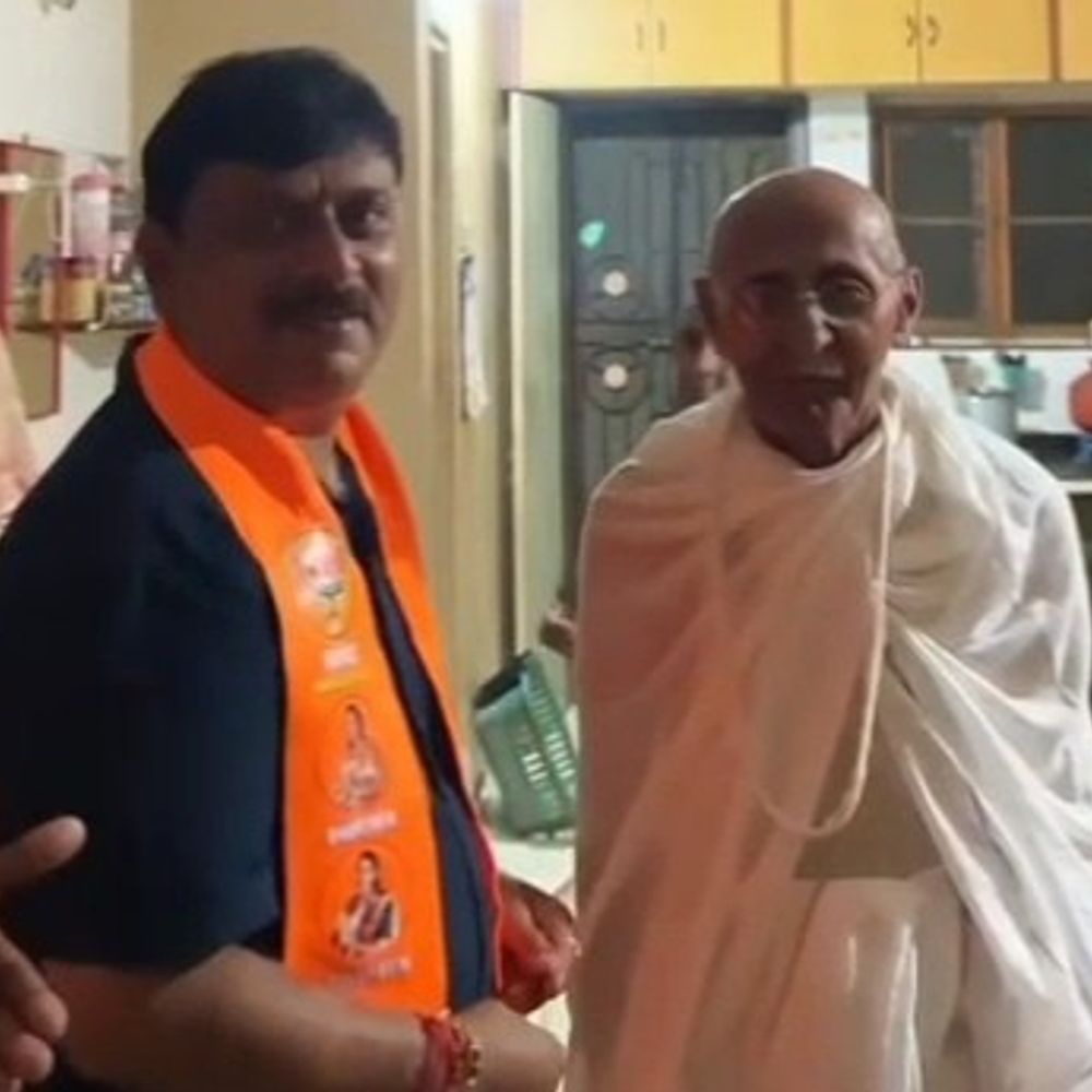 નવસારીમાં ભાજપ ઉમેદવારે ગાંધીજીના વેશધારી પાસેથી આશીર્વાદ મેળવ્યા:વોર્ડ-9માં પ્રચાર દરમિયાન તુષાર વ્યાસ બન્યા આકર્ષણનું કેન્દ્ર