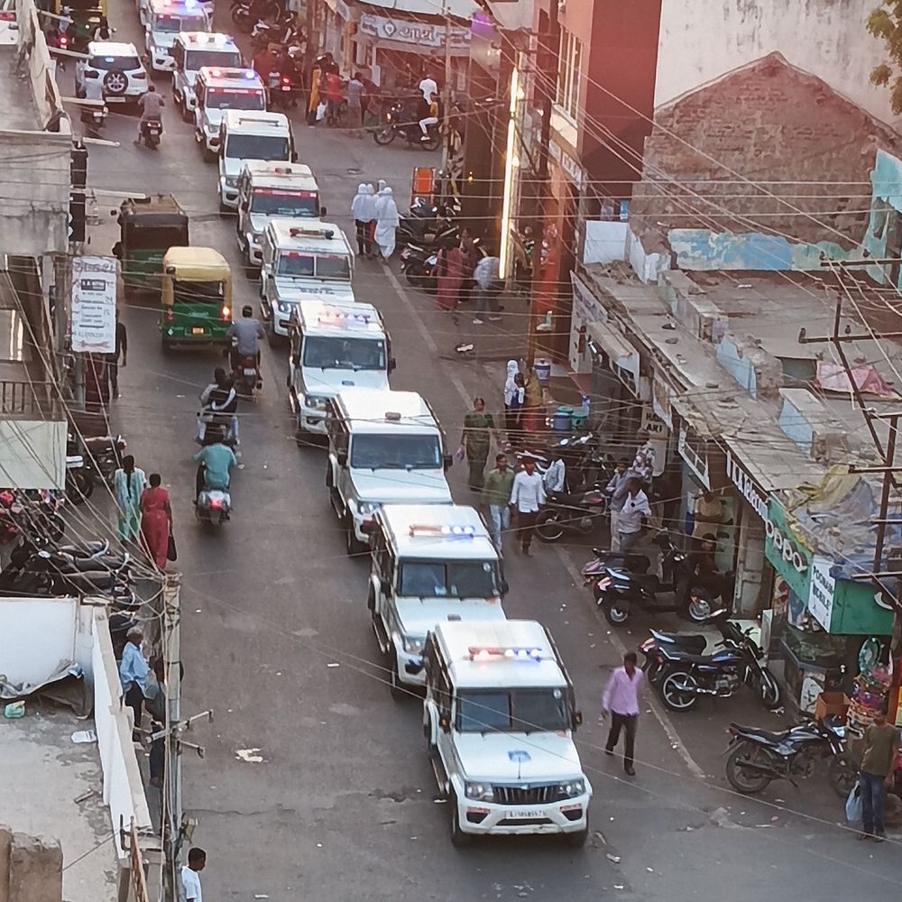 મોરબીમાં સ્થાનિક ચૂંટણી પહેલા પોલીસનું ફૂટ પેટ્રોલિંગ:DYSPની હાજરીમાં સંવેદનશીલ વિસ્તારોમાં સુરક્ષા વ્યવસ્થા મજબૂત કરાઈ