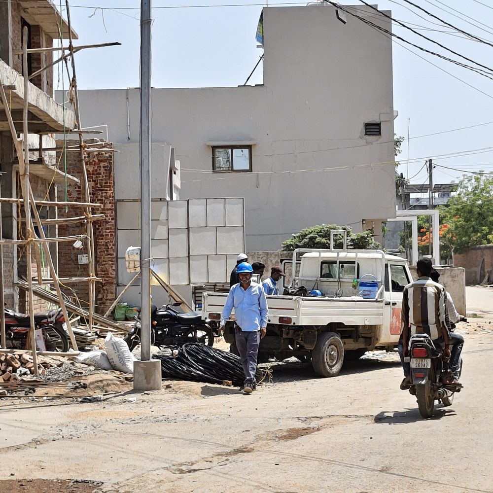 ગોધરાના રગડિયા પ્લોટમાં ૩ દિવસથી લો-વોલ્ટેજ:રહીશો પરેશાન, વીજ કેબલમાં આગ લાગી, કાયમી ઉકેલની માગ