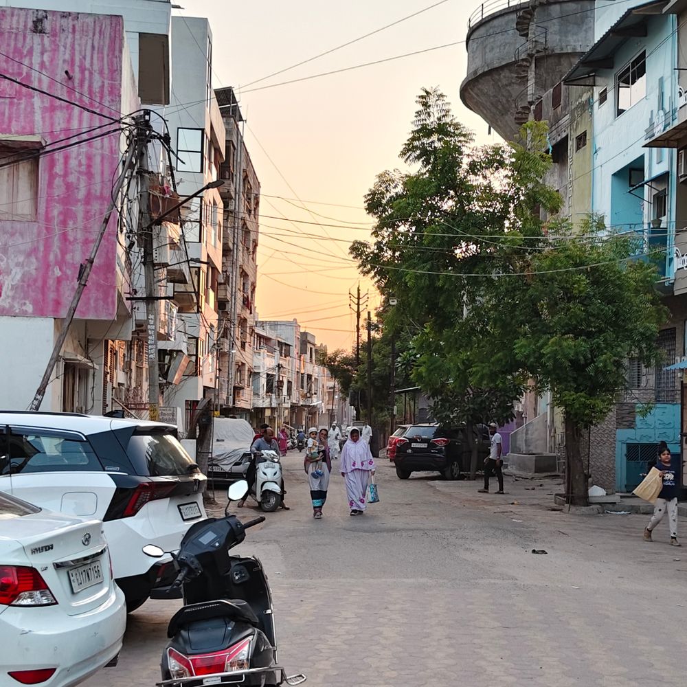 ગોધરાના વ્હોરવાડમાં પ્રાથમિક સુવિધાઓનો અભાવ:સ્થાનિકો ગંદકી અને પાણીની સમસ્યાથી પરેશાન