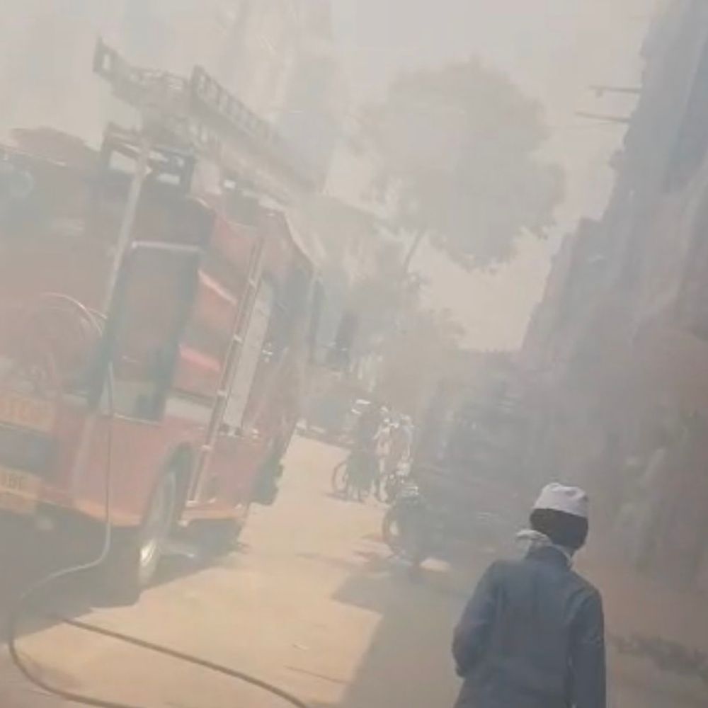 ગોધરાના રાટા પ્લોટમાં ગાદલાના ગોડાઉનમાં ભીષણ આગ:ફાયર ટીમ ઘટના સ્થળે પહોંચી, કાબૂ મેળવવા પ્રયાસો ચાલુ