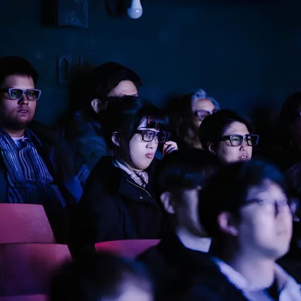 હવે AI ચશ્મા રીઅલ ટાઇમ ટ્રાન્સલેશન કરશે!:કોરિયન થિયેટરમાં ટેકનોલોજીનો નવતર પ્રયોગ; ચાલુ પરફોર્મન્સમાં સ્માર્ટ ગ્લાસીસ ડાયલોગનો અનુવાદ કરી દેશે