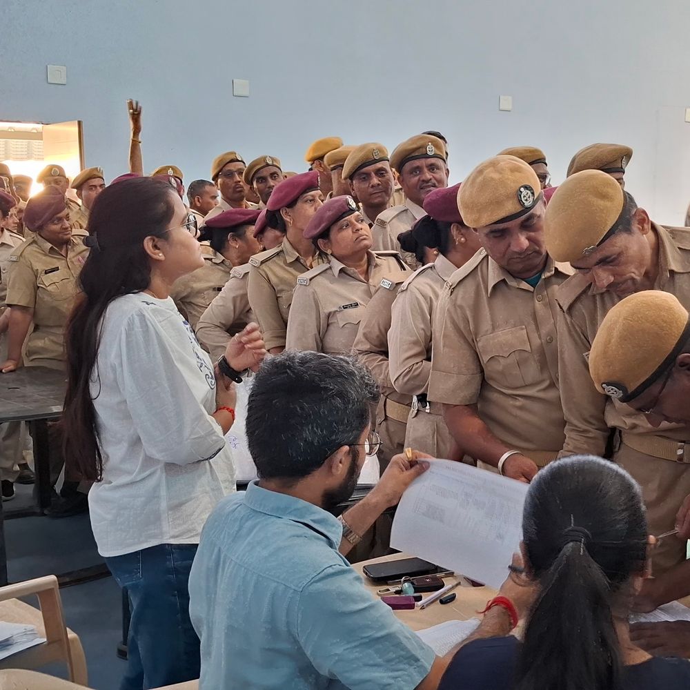 ભરૂચ પોલીસ હેડક્વોર્ટર્સમાં પોસ્ટલ બેલેટ મતદાન: ચૂંટણી ફરજ પરના સુરક્ષાકર્મીઓએ મતાધિકારનો ઉપયોગ કર્યો.