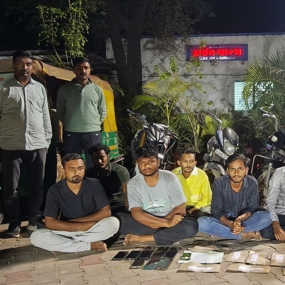 હિંમતનગરમાં જુગાર રમતા 8 શખ્સો ઝડપાયા:LCBએ RTO નજીક પાર્ટી પ્લોટ પાછળ ઝાડીમાં રેડ પાડી, ₹3.06 લાખનો મુદ્દામાલ કબજે કર્યો,