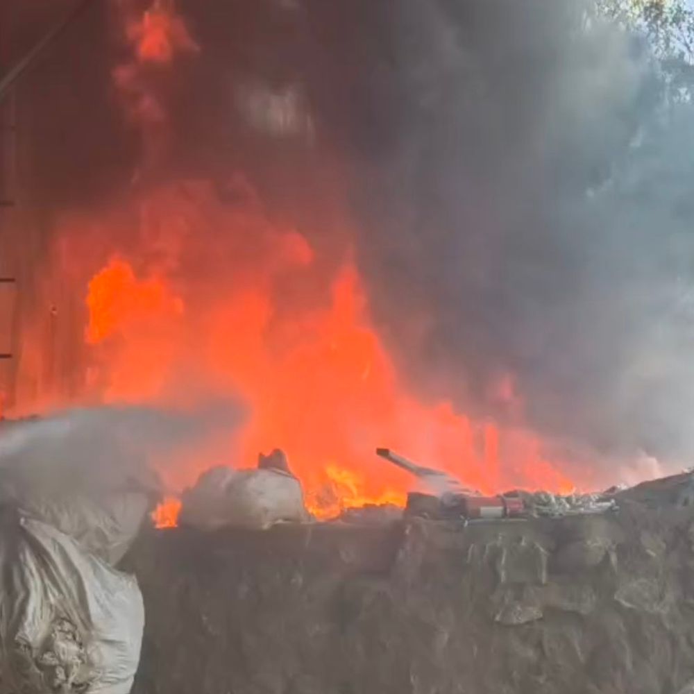 બાલાસિનોર GIDCના ભંગારના ગોડાઉનમાં આગ:આસપાસના વિસ્તારમાં અફરાતફરી, ફાયરની ટીમે આગ પર કાબૂ મેળવ્યો, ગોડાઉનમાં રાખેલો સામાન બળીને ખાખ