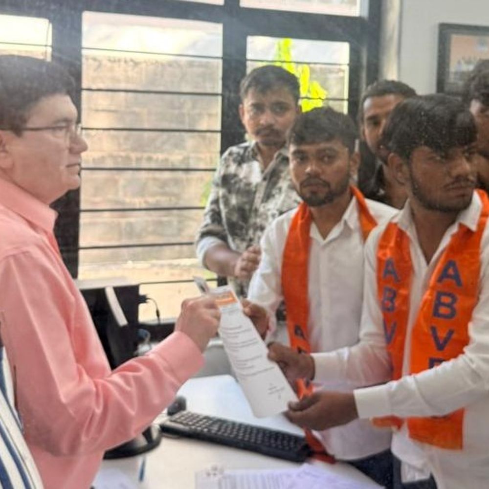 એમ.સી.શાહ કોલેજમાં ABVP અને વિદ્યાર્થીઓનું વિરોધ પ્રદર્શન:ફી ભરવા છતાં વિદ્યાર્થીઓને સુવિધા ન અપાતી હોવાનો આક્ષેપ, જીમખાનું અને સ્પોર્ટ્સ રૂમનો ઉપયોગ કરવા મંજૂરી આપવા માંગ