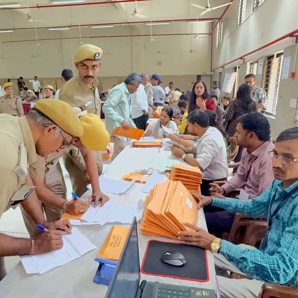 સુરતમાં POSTAL BALLETથી મતદાન શરૂ: પોલીસ હેડક્વાર્ટરમાં જવાનોએ મતદાન કર્યું.