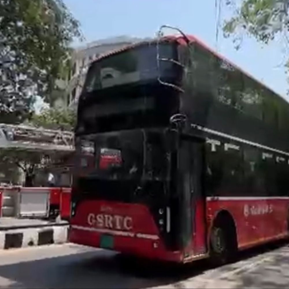 ચૂંટણીના પડઘમ વચ્ચે સુરતના રસ્તા પર લંડન જેવો નજારો:પાલિકાની ચૂંટણી ગિયર, જનતાનો રોષ ઠારવા રસ્તા પર ઉતારી ડબલ ડેકર, સ્ટેશનથી કામરેજ સુધીનું ટ્રાયલ જોઈ સુરતીઓ ઘેલા થયા