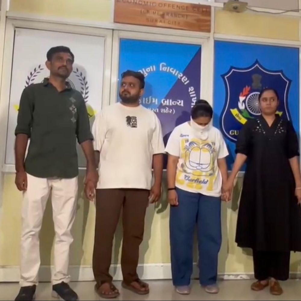 સોલંકી પરિવારે હરિભક્તોના 2.05 કરોડ ઓહિયા કર્યા:પ્રસાદી વહેંચી વિશ્વાસ જીત્યો અને પછી લાખોનું રોકાણ કરાવી ઓફિસને તાળા મારી પિતા સંતાનો સાથે ફરાર, બેની ધરપકડ