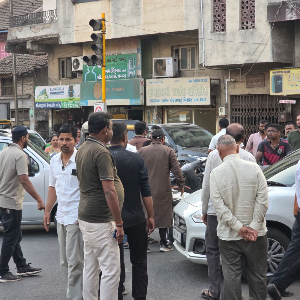 નવસારીમાં બે કાર ટકરાતાં ચાલકો વચ્ચે મારામારી:પોલીસ ગેરહાજરીથી વિવેકાનંદ સર્કલ પર કલાકો સુધી ટ્રાફિકજામ