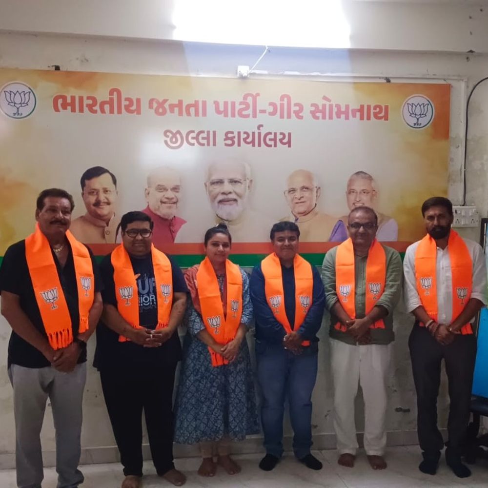 વેરાવળ રાજકારણમાં ભૂકંપ, કોંગ્રેસના બે ઉમેદવારોએ ભાજપને ખેસ ધારણ કર્યો:ચૂંટણી પહેલા જ પક્ષપલટાથી રાજકીય માહોલ ગરમાયો,કોંગ્રેસનો પ્રહાર: “લોકશાહી તોડવાનો પ્રયાસ”