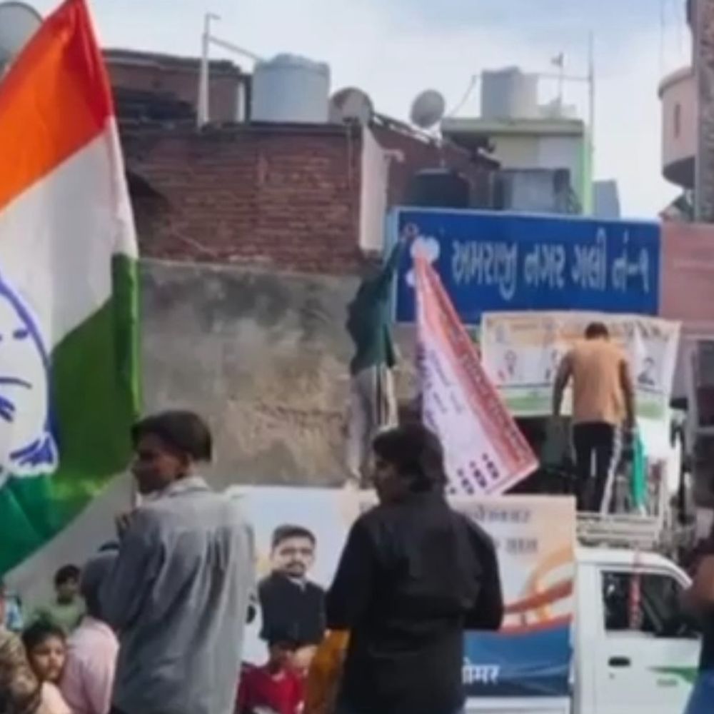 ભાજપના બેનર ફાડનાર સામે ફરિયાદ:કુબેરનગરમાં કોંગ્રેસના ઉમેદવાર નિકુલસિંહ તોમરના માણસોએ દાદાગીરી કરી, કાર્યકર્તાને માર માર્યો