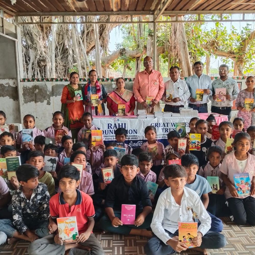 રોપડા શાળાને 325 પુસ્તકોનું પુસ્તકાલય ભેટ:વિશ્વ પુસ્તક દિન નિમિત્તે રાહી ફાઉન્ડેશન અને ગ્રેટવેવ ટ્રસ્ટ દ્વારા