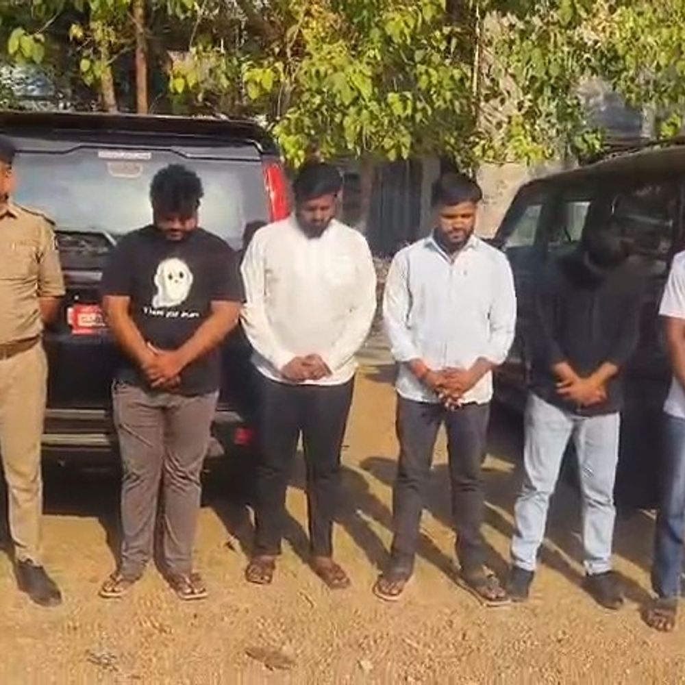 બીલીમોરા સોમનાથ મંદિર ગ્રાઉન્ડમાં 7 સ્કોર્પિયો સ્ટંટ:વીડિયો વાયરલ થતા પોલીસે નબીરાઓને કાયદાનું ભાન કરાવ્યું