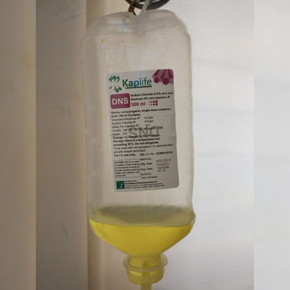 તબીબની ગંભીર બેદરકારી:ફૂડ પોઈઝનિંગ બાદ હવે વિદ્યાર્થિનીને એક્સપાયરી ડેટનો બોટલ ચડાવ્યો, વિદ્યાર્થીઓએ તબીબને ઘેર્યા