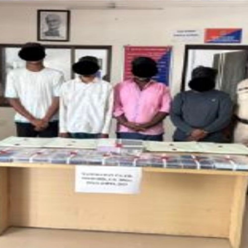 'ભૂલથી પ્રવેશી ગયા'નું નાટક કરી ચોરી કરતી તમિલ ગેંગ ઝડપાઈ:દમણ પોલીસે આંતરરાજ્ય ગેંગના 4 સભ્યને દબોચ્યા, 50 મોબાઈલ અને 5 લેપટોપ સહિત ₹13.38 લાખનો મુદ્દામાલ જપ્ત