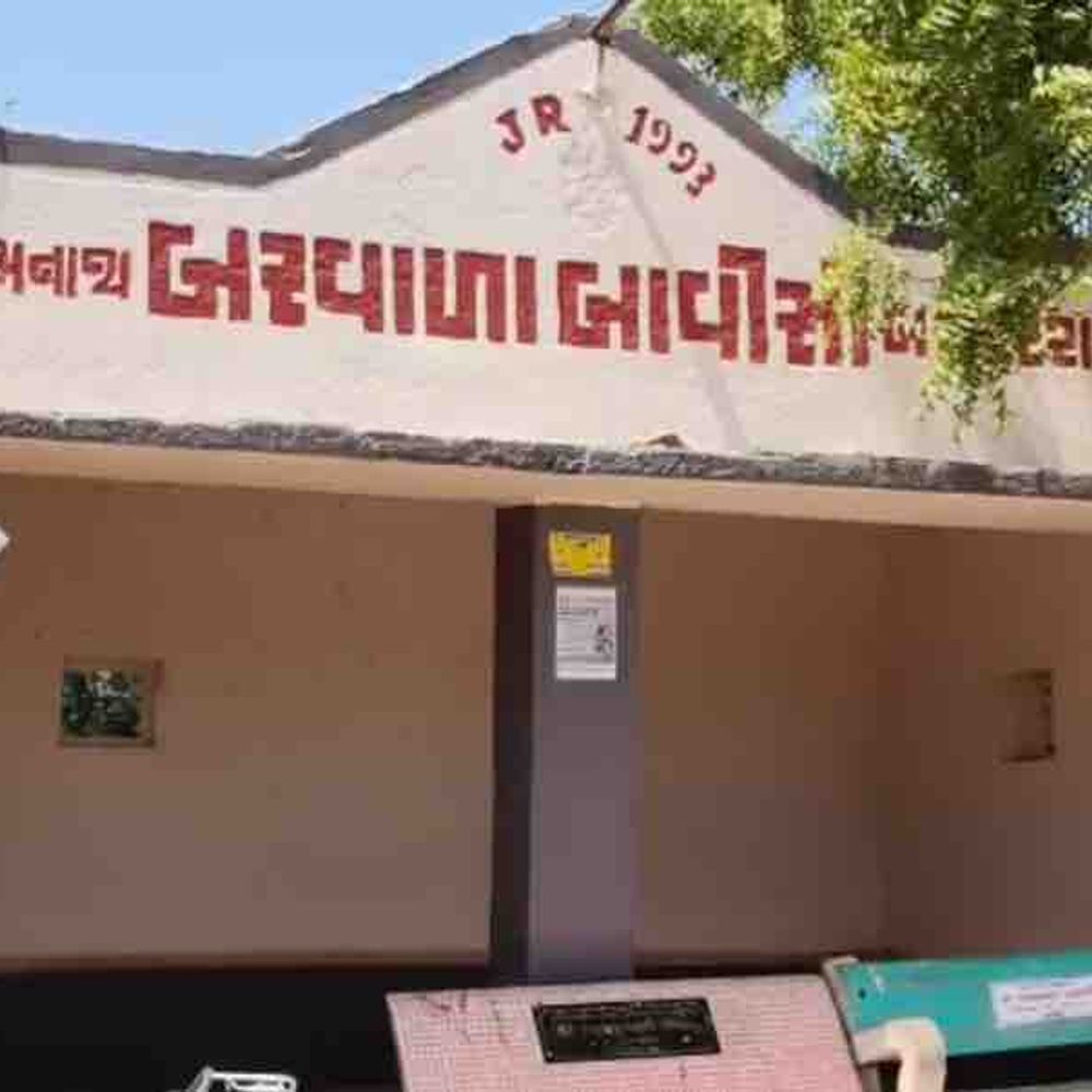 રીલ્સના ચક્કરમાં ટ્રેક્ટરને ઉછાળતાં રોક્યો તો માલિકના પુત્રની હત્યા:અમરેલીના બરવાળા બાવીશીમાં બાઈકસવારને માથામાં લોખંડની પાઈપ ફટકારી, નીચે પડતાં પથ્થર મારી પતાવી દીધો